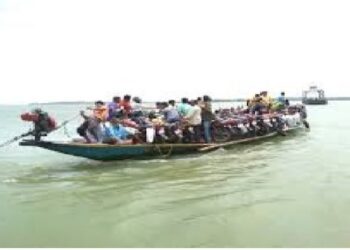 ମଝି ଚିଲିକାରେ ଫସିଲା ଡଙ୍ଗା