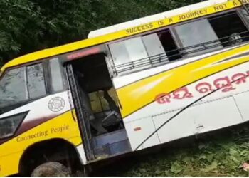 ରାସ୍ତା ତଳକୁ ଖସିଲା ଯାତ୍ରୀବାହୀ ବସ