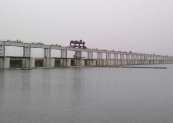 ମହାନଦୀକୁ ଡେଇଁ ପଡିଲେ ଛାତ୍ରୀ