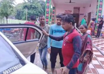 ତଳି ରୋଇ ଚାଲି ଚାଲି ଯାଉଥିବା ବେଳେ ଧକ୍କା ଦେଲା ଟ୍ରକ , ୬ ଗୁରୁତର