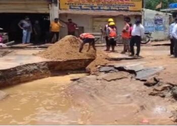 କଟକରେ ପାଇପ ଫାଟି ଦବିଲା ରାସ୍ତା
