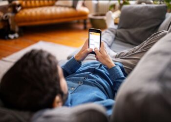 ଅବସାଦ କମାଇବ ଦିନକୁ ଦୁଇ ଘଣ୍ଟାର ଫୋନ ବ୍ୟବହାର