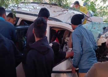 ଭାରସାମ୍ୟ ହରାଇ ଗଛରେ ପିଟିହେଲା କାର , ସାରା ରାତି ଗୁରୁତର ହୋଇ କାର ଭିତରେ ଥିଲେ ଚାଳକ !