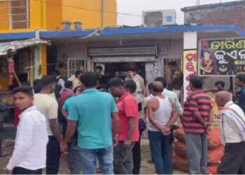 ସୁନା ଦୋକାନ ଖୋଲୁ ଖୋଲୁ ଲୁଟିନେଲେ ଲୁଟେରା