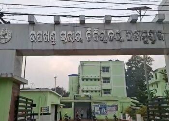ସ୍କୁଲରେ ଛାତ୍ରଙ୍କୁ ଛୁରାମାଡ ! ଆହତ ଛାତ୍ର ମେଡିକାଲରେ ଭର୍ତ୍ତି