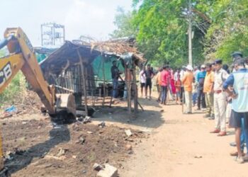 Curfew before eviction in Baleswar : ବସ୍ତି ଉଚ୍ଛେଦ ପାଇଁ କର୍ଫ୍ୟୁ ଜାରି କଲା ପ୍ରଶାସନ