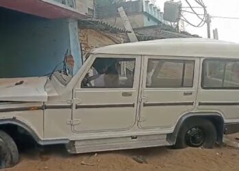 ଭାରସାମ୍ୟ ହରାଇ ଦୋକାନରେ ପିଟିହେଲା ବୋଲେରୋ
