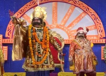 ଜମୁଛି ବରଗଡ ଧନୁଯାତ୍ରା, ପ୍ରଥମ ଦିନରେ ଉଗ୍ରସେନ ଗାଦିଚ୍ୟୁତ