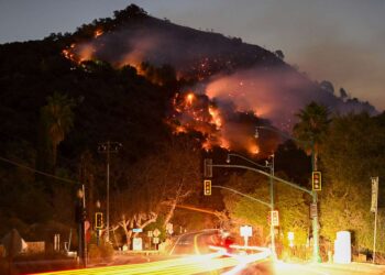 Los angeles fire : ନୂଆ ଅଞ୍ଚଳକୁ ବ୍ୟାପୁଛି କାଲିଫର୍ଣ୍ଣିଆ ଜଙ୍ଗଲ ନିଆଁ , ଜଳିଗଲାଣି ୧୨ ହଜାରରୁ ଅଧିକ ଘର