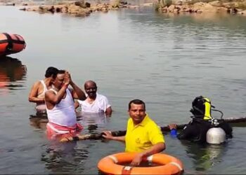 ବୈତରଣୀରେ ମକର ବୁଡ ପକାଇଲେ ମୁଖ୍ୟମନ୍ତ୍ରୀ