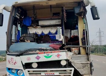 ସ୍କର୍ପିଓକୁ ପଛପଟୁ ପିଟିଲା ତୀର୍ଥ ଯାତ୍ରୀ ବସ