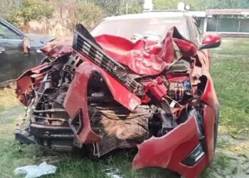 ରାସ୍ତାକଡ ଦୋକାନକୁ ମାଡିଗଲା କାର