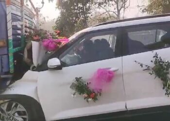 ବାହାଘର ସାରି ଫେରୁଥିବା ବେଳେ ଟ୍ରକ ସହ ଧକ୍କା ହେଲା ବରକନ୍ୟାଙ୍କ କାର, ବର କନ୍ୟା ଗୁରୁତର