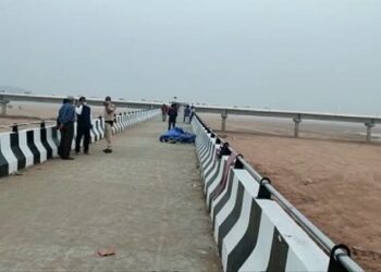 କାଠଯୋଡି ନଦୀରୁ ଅଜଣା ମୃତଦେହ ଠାବ