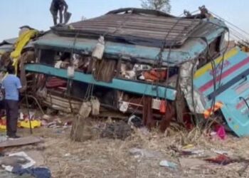 ଭାରସାମ୍ୟ ହରାଇ ଖାଇକୁ ଖସିଲା ତୀର୍ଥଯାତ୍ରୀ ବସ