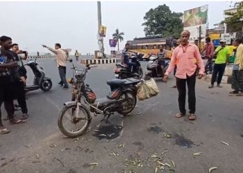ପୁଣି ଧକ୍କା ଦେଲା ମୋ ବସ, ବ୍ୟବସାୟୀ ଆହତ
