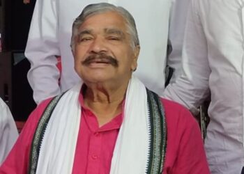 ଫେରିଲେ ସୁର , କଂଗ୍ରେସ ଭବନରେ ମୁଣ୍ଡିଆ ମାରି ଭିତରକୁ ପଶିଲେ