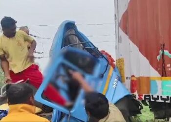 ୨ କଣ୍ଟେନର ଧକ୍କା , ଡ୍ରାଇଭର ଗୁରୁତର