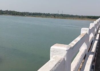 ଖରସ୍ରୋତାକୁ ଡେଇଁ ପଡିଲେ , ପାଣିରୁ ଛାଣି ଆଣିଲେ ସ୍ଥାନୀୟ ଲୋକ