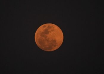 ହୋଲିରେ ଆକାଶରେ ଲାଲ୍ ଜହ୍ନ !