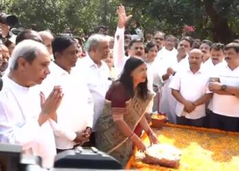 ବିଜୁ ଜୟନ୍ତୀରେ ପ୍ରତିମୂର୍ତ୍ତିରେ ମାଲ୍ୟାର୍ପଣ କଲେ ନବୀନ ପଟ୍ଟନାୟକ