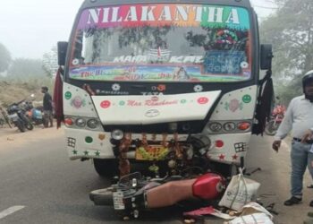 ପ୍ରଧାନଶିକ୍ଷକଙ୍କ ଉପରେ ଚଢିଗଲା ବସ