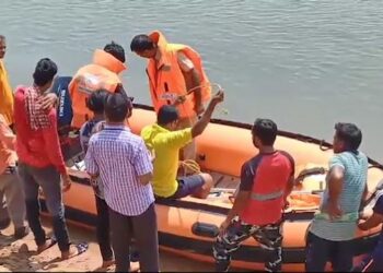 ପୋଲିସ ଦେଖି ମହାନଦୀକୁ ଡେଇଁଲେ
