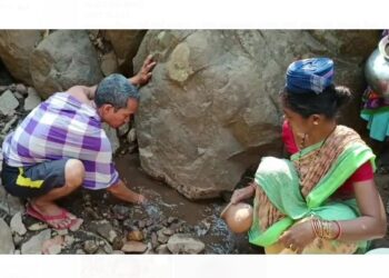 ଜଳ କଷ୍ଟ : ଶୋଷ ମେଣ୍ଟିିବା ପାଇଁ ପିଉଛନ୍ତି ଗୋଳିଆ ପାଣି , ସରକାରୀ କର୍ମଚାରୀଙ୍କ ଅବହେଳାରୁ ମିଳୁନି ପାଣି ସୁବିଧା