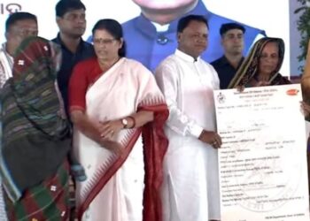 ରାସନ କାର୍ଡ ବାଣ୍ଟିଲେ ମୁଖ୍ୟମନ୍ତ୍ରୀ