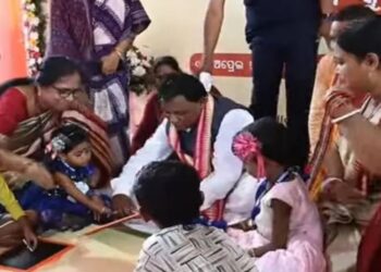 ଖଡି ଛୁଆଁଇଲେ ମୁଖ୍ୟମନ୍ତ୍ରୀ