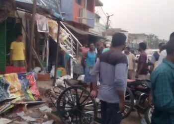 ଉଠା ଦୋକାନୀଙ୍କ ଉପରେ ଚଢିଗଲା ଟ୍ରକ