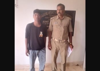 ଗଣ୍ଡଗୋଳ ଓ ହତ୍ୟା ଧମକ ଦେଇଥିବା ଅଭିଯୁକ୍ତ ଯୁବକ ଉମରକୋଟ ପୋଲିସ ଦ୍ବାରା ଗିରଫ ଓ କୋର୍ଟ ଚାଲାଣ