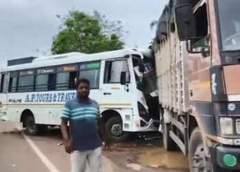 ଟ୍ରକକୁ ପଛରୁ ପିଟିଲା ତୀର୍ଥଯାତ୍ରୀ ବସ