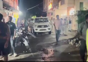 ଫିଲ୍ମ ଷ୍ଟାଇଲରେ ବିଚ ରାସ୍ତାରେ ବୁଲିଲା ଖଣ୍ଡା !