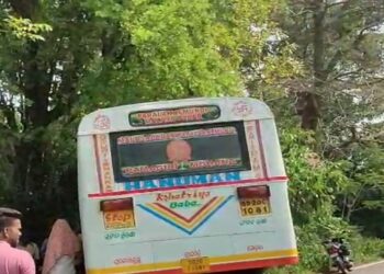 ଭାରସାମ୍ୟ ହରାଇ ରାସ୍ତା କଡକୁ ଖସିଲା ବସ