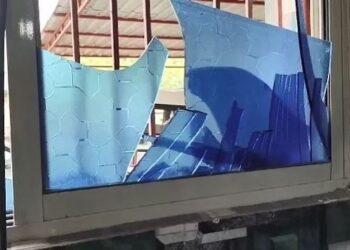 ଘର ଉପରକୁ ବୋମାମାଡ