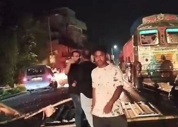 ହୋଟେଲ ଉପରକୁ ମାଡିଗଲା ଟ୍ରକ