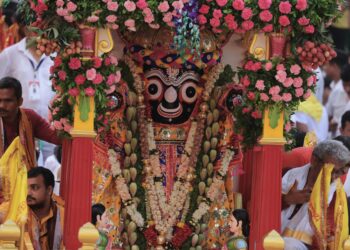 ଅହମଦାବାଦରେ ଗଡିଲା ରଥ, ଖୁସିରେ ଟାଣିନେଲେ ଭକ୍ତ