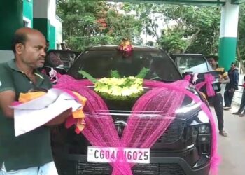 କନ୍ୟା ସନ୍ତାନ ଜନ୍ମ ହେବା ଖୁସିରେ କାର ସଜେଇ ଘରକୁ ନେଲେ ପିତା ମାତା