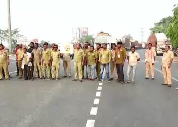 ଷ୍ଟିଅରିଂ ଛାଡ ଆନ୍ଦୋଳନ ଜାରି,ପରିବହନ ଠପ