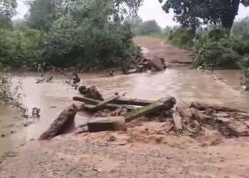 ବର୍ଷାରେ ଧୋଇଗଲା ପୋଲ ,୧୦ ଗାଁ ବାହ୍ୟ ଜଗତରୁ ବିଚ୍ଛିନ୍ନ