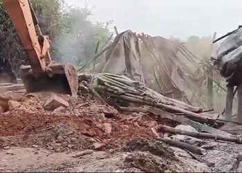 ମଦ ଭାଟିରେ ବୁଲିଲା ବୁଲଡୋଜର