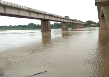 ମହାନଦୀକୁ ଡେଇଁଲେ ଛାତ୍ରୀ