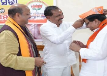 ପଦ୍ମ ଧରିଲେ ଲମ୍ବୋଧର ନିଆଲ