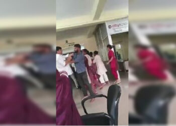 ଥାନା ପରିସରରେ IICଙ୍କୁ ଠେଲାପେଲା