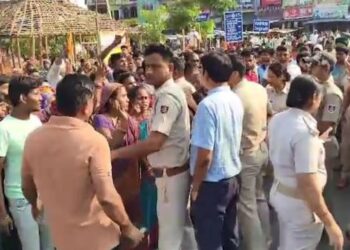 ୨ ଗୋଷ୍ଠୀ ଗଣ୍ଡଗୋଳ ; ୨୦ ଅଟକ