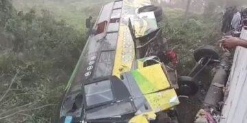 ବ୍ରିଜ ତଳକୁ ଖସିଲା ବସ