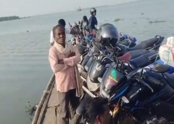 ମଝି ଚିଲିକାରେ ଫସିଲେ ୫୦ ଯାତ୍ରୀ