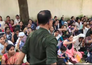 ଶିକ୍ଷକ ଆଶାୟୀଙ୍କ କାନଧରି ପ୍ରତିବାଦ