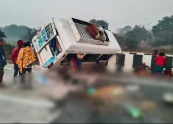 ଓଲଟିପଡିଲା ଟୁରିଷ୍ଟ ଗାଡି , ୭ ଆହତ